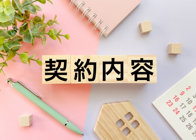 頭を抱えるビジネスウーマン